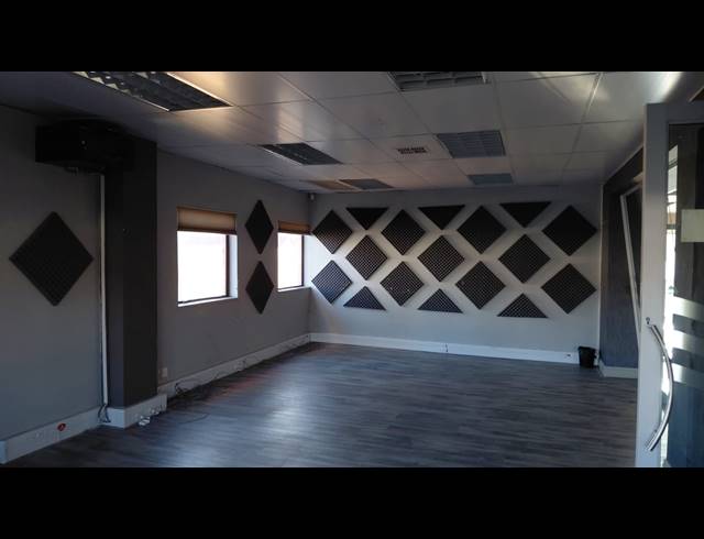 923M² BUSINESS FOR SALE IN RHODESFIELD